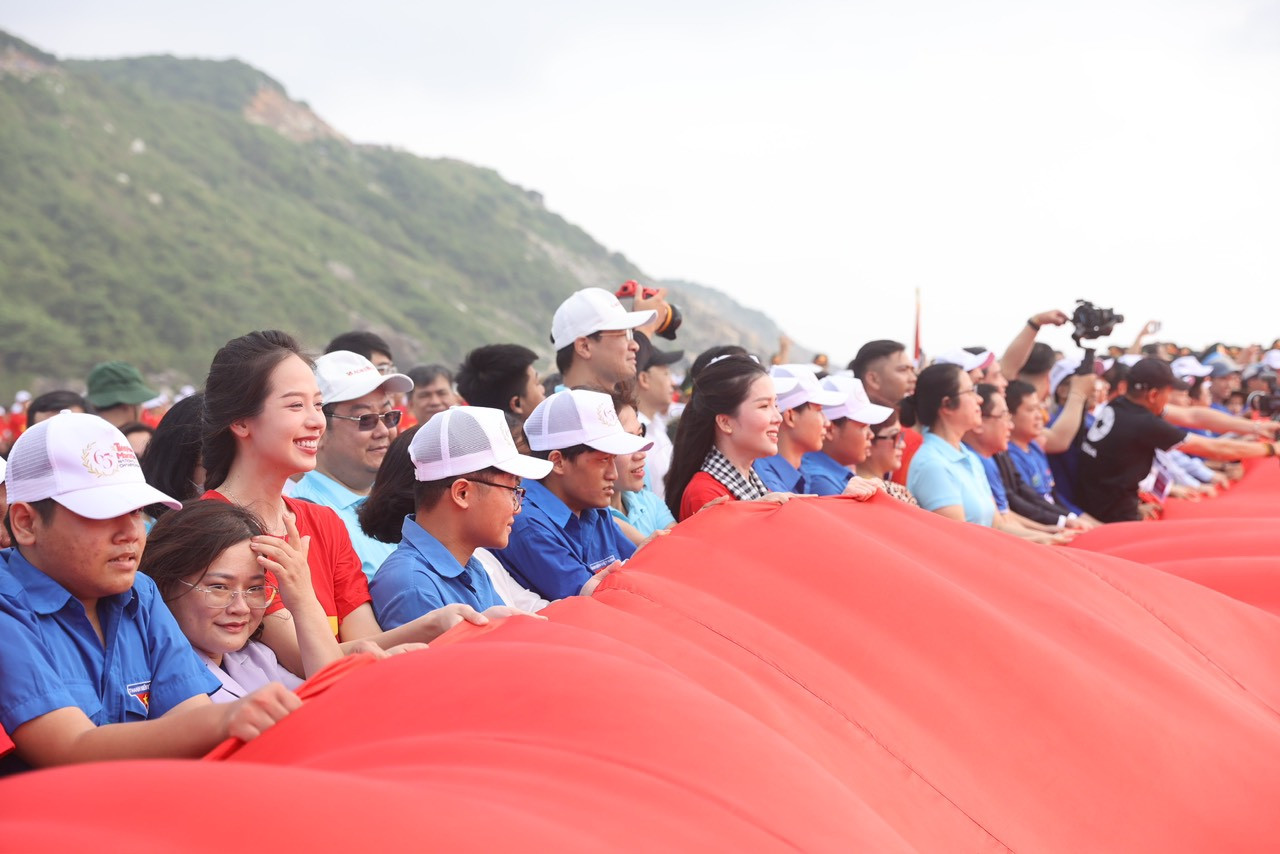 Thiêng liêng Lễ Thượng cờ 'Tổ quốc trong lòng Tổ quốc' ảnh 40 Thiêng liêng Lễ Thượng cờ 'Tổ quốc trong lòng Tổ quốc' ảnh 40