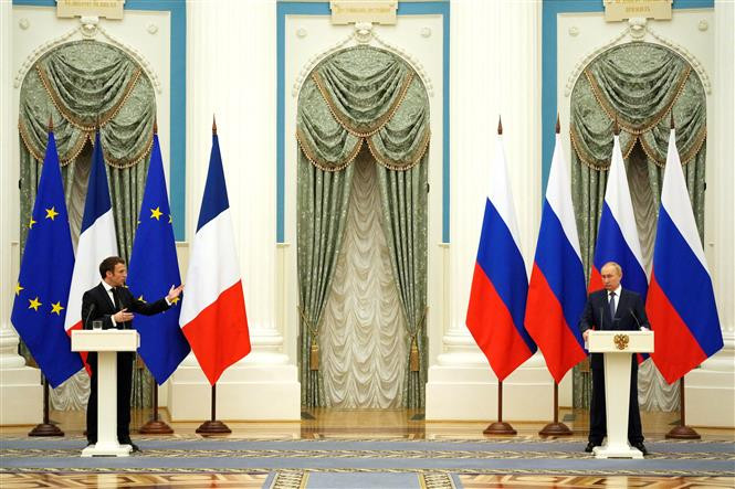 Tổng thống Nga Vladimir Putin (phải) và Tổng thống Pháp Emmanuel Macron tại cuộc họp báo chung ở Moskva ngày 7/2/2022. Ảnh: TTXVN