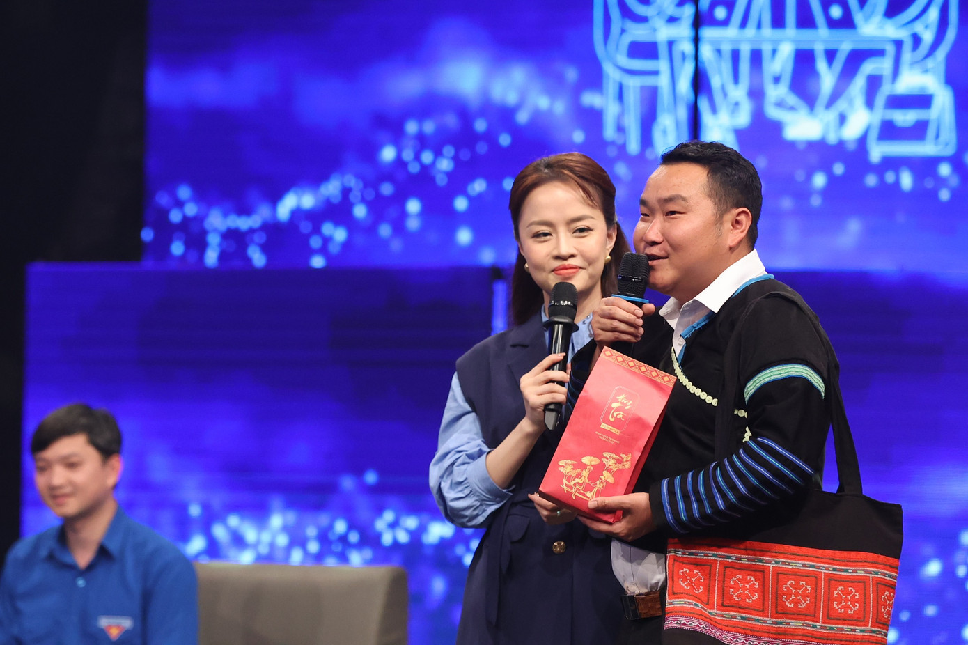 Anh Sùng A Tủa - Phó Chủ tịch Ủy ban MTTQ Việt Nam xã Phình Hồ, huyện Trạm Tấu, tỉnh Yên Bái, giao lưu tại chương trình.