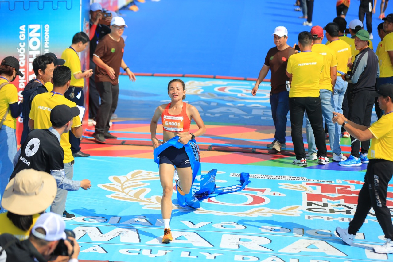 Tiền Phong Marathon 2024: Trên bục vinh quang ảnh 199