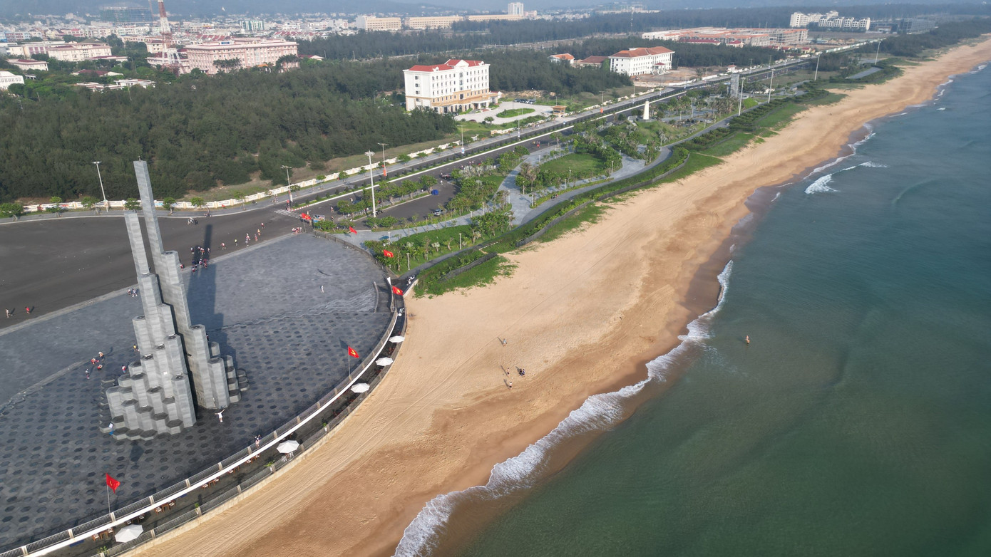 Tháp Nghinh Phong sừng sững trên bãi biển Tuy Hòa tuyệt đẹp.