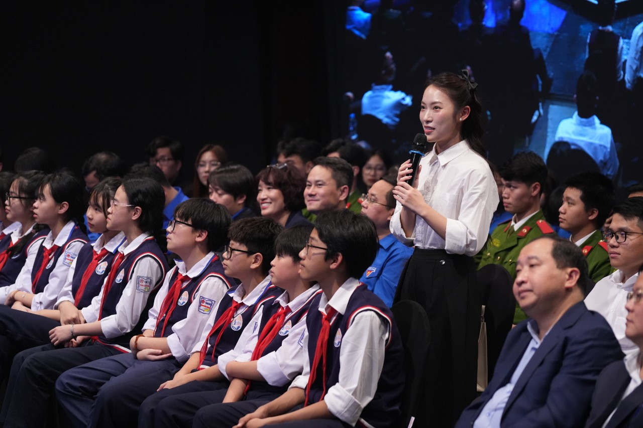 "Hotgirl 7 thứ tiếng" Khánh Vy chia sẻ tại chương trình.