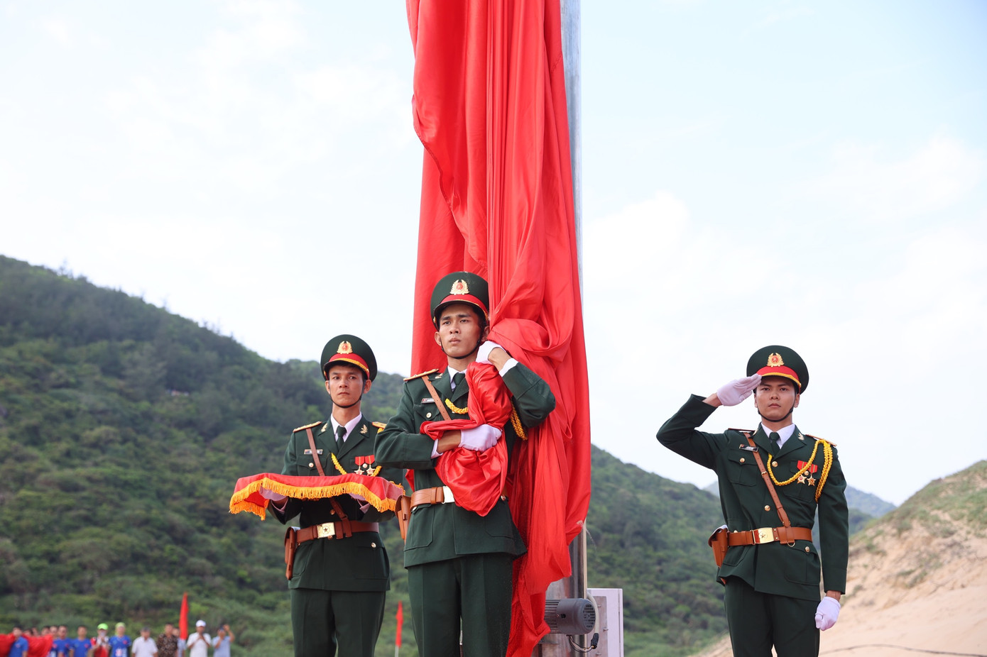 Thiêng liêng Lễ Thượng cờ 'Tổ quốc trong lòng Tổ quốc' ảnh 15 Thiêng liêng Lễ Thượng cờ 'Tổ quốc trong lòng Tổ quốc' ảnh 15