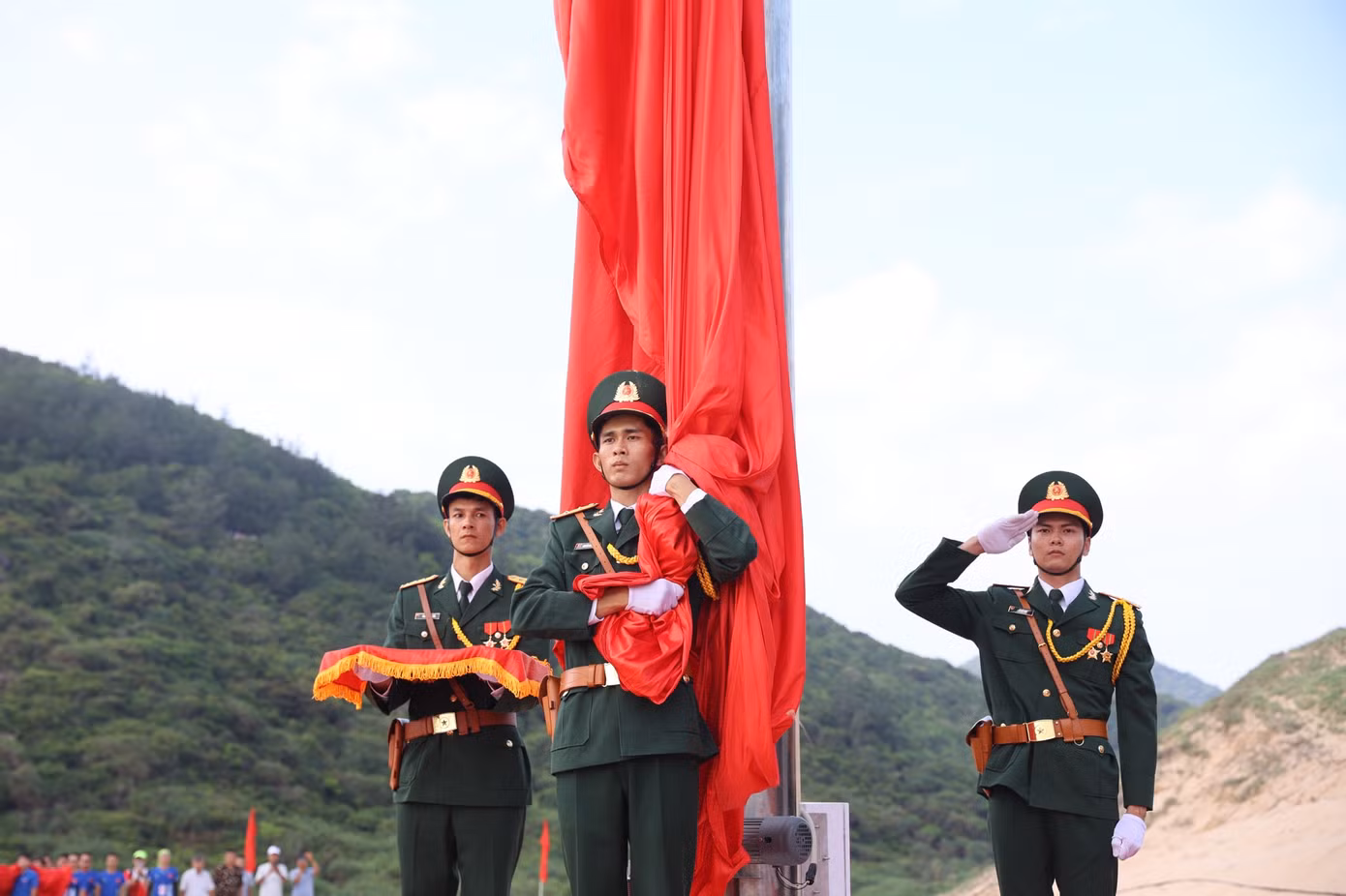 Thiêng liêng Lễ Thượng cờ 'Tổ quốc trong lòng Tổ quốc' ảnh 15 Thiêng liêng Lễ Thượng cờ 'Tổ quốc trong lòng Tổ quốc' ảnh 15