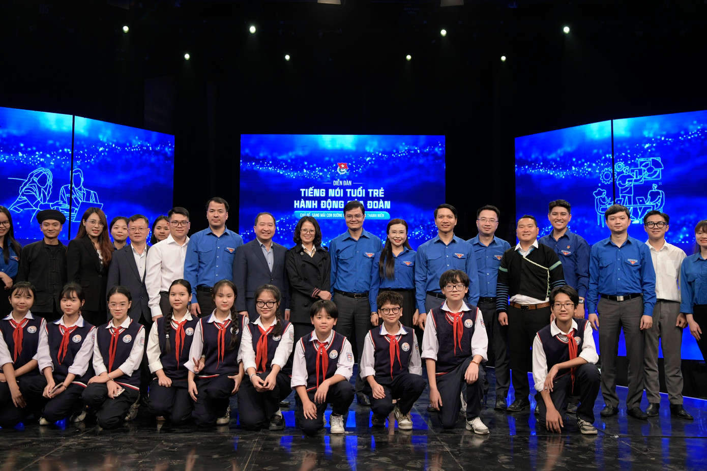 Ban Bí thư Trung ương Đoàn với các đại biểu dự diễn đàn.