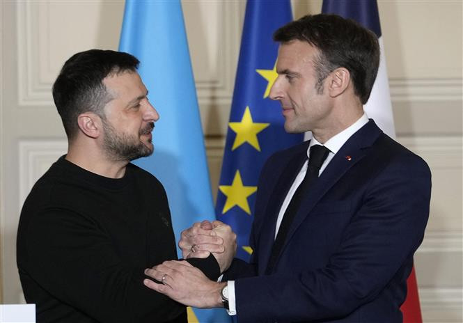 Tổng thống Pháp Emmanuel Macron (phải) và Tổng thống Ukraine Volodymyr Zelensky tại cuộc họp báo chung ở Paris ngày 16/2/2024. Ảnh: TTXVN