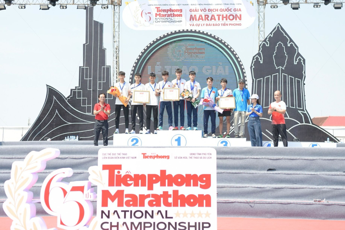 Trao thưởng giải đồng đội nam trẻ.