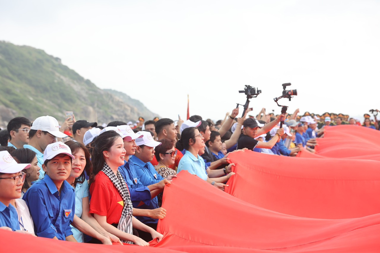 Thiêng liêng Lễ Thượng cờ 'Tổ quốc trong lòng Tổ quốc' ảnh 41 Thiêng liêng Lễ Thượng cờ 'Tổ quốc trong lòng Tổ quốc' ảnh 41