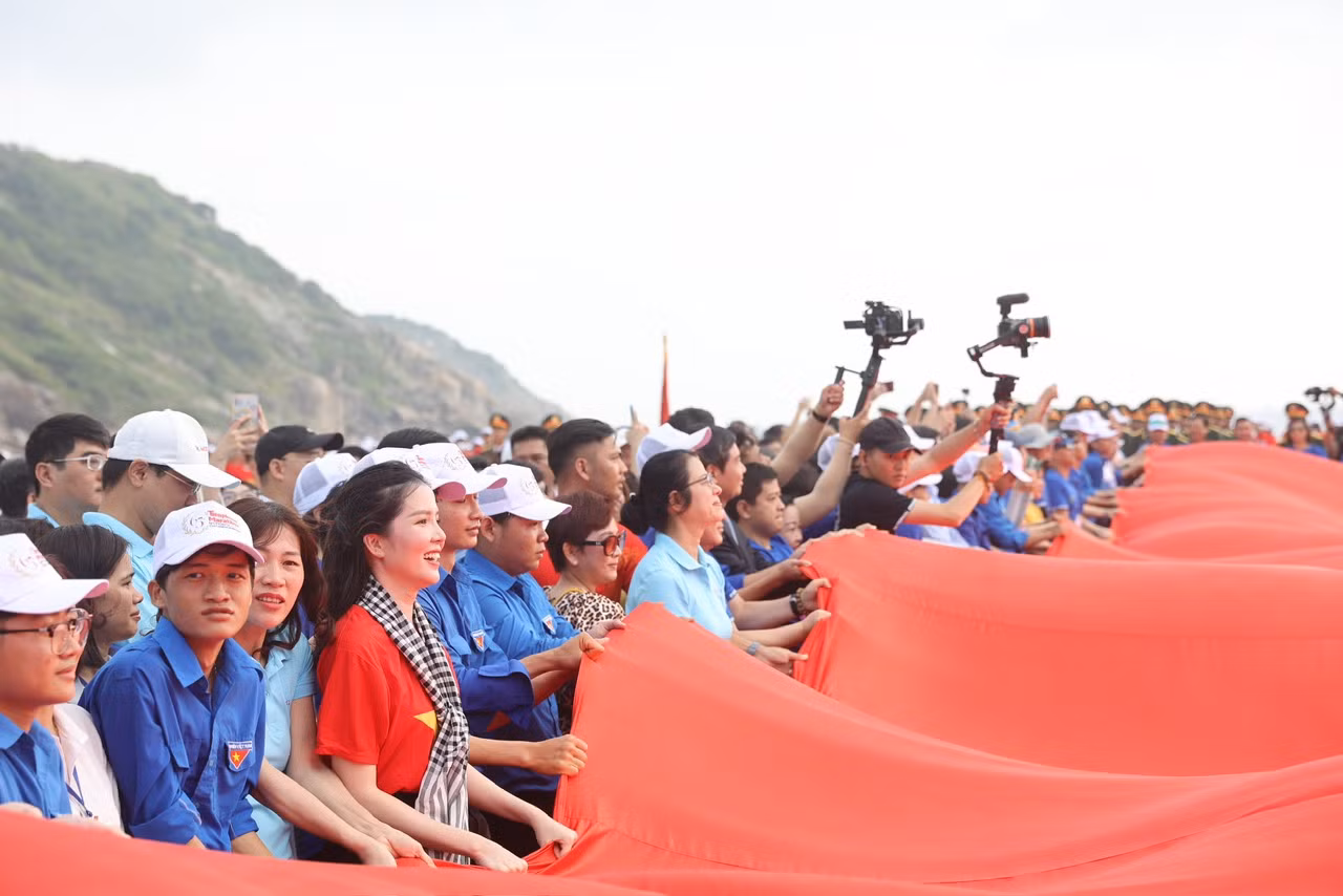 Thiêng liêng Lễ Thượng cờ 'Tổ quốc trong lòng Tổ quốc' ảnh 41 Thiêng liêng Lễ Thượng cờ 'Tổ quốc trong lòng Tổ quốc' ảnh 41