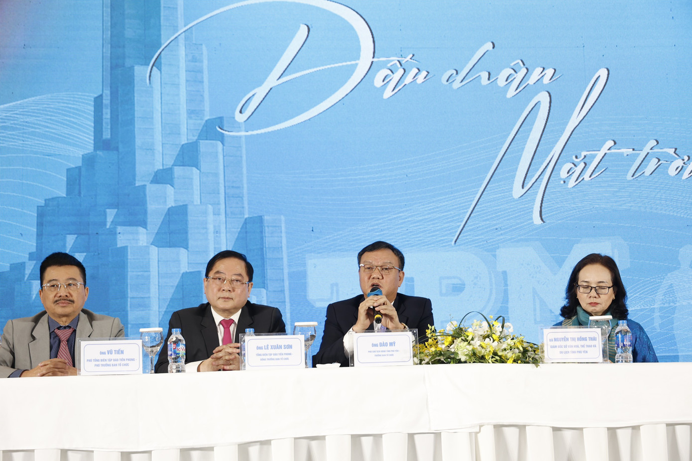 Phó Chủ tịch UBND tỉnh Phú Yên trao đổi tại buổi họp báo.