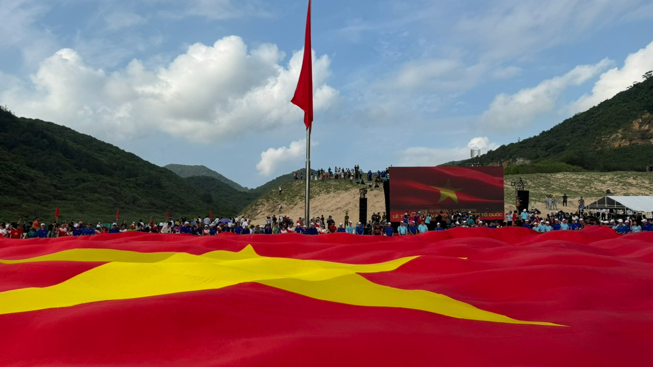 Thiêng liêng Lễ Thượng cờ 'Tổ quốc trong lòng Tổ quốc' ảnh 34 Thiêng liêng Lễ Thượng cờ 'Tổ quốc trong lòng Tổ quốc' ảnh 34