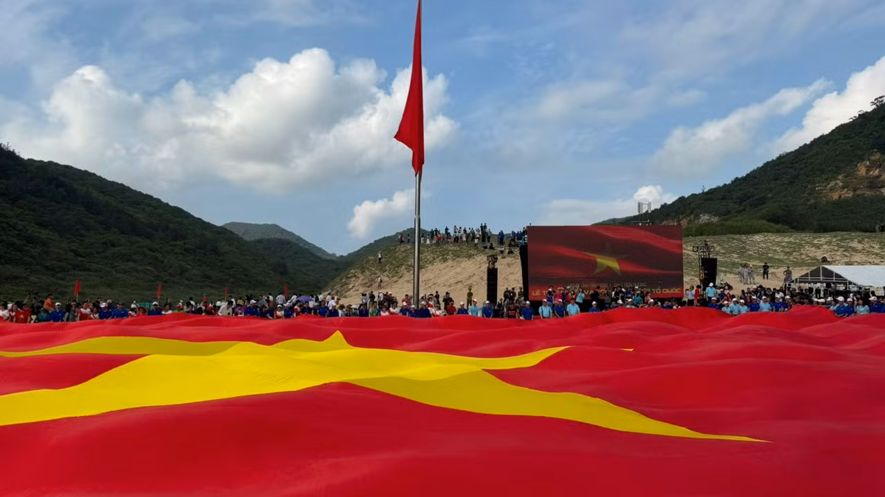 Thiêng liêng Lễ Thượng cờ 'Tổ quốc trong lòng Tổ quốc' ảnh 34 Thiêng liêng Lễ Thượng cờ 'Tổ quốc trong lòng Tổ quốc' ảnh 34