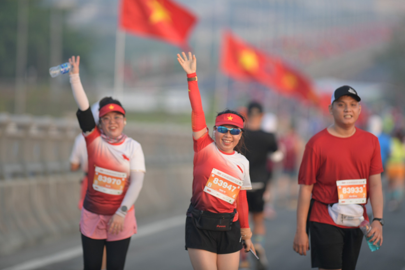 Bên cạnh những "chỉ dấu" của Phú Yên, các runner còn được trải nghiệm đường chạy dọc theo đường cờ Tổ quốc.