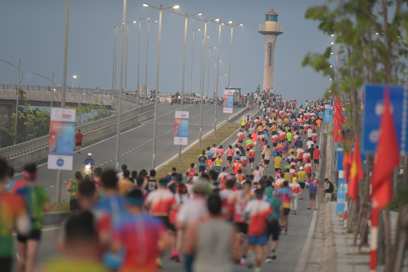 Bên cạnh những "chỉ dấu" của Phú Yên, các runner còn được trải nghiệm đường chạy dọc theo đường cờ Tổ quốc.