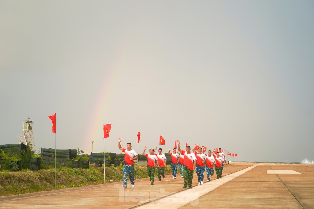 Thiêng liêng Lễ Thượng cờ 'Tổ quốc trong lòng Tổ quốc' ảnh 23 Thiêng liêng Lễ Thượng cờ 'Tổ quốc trong lòng Tổ quốc' ảnh 23