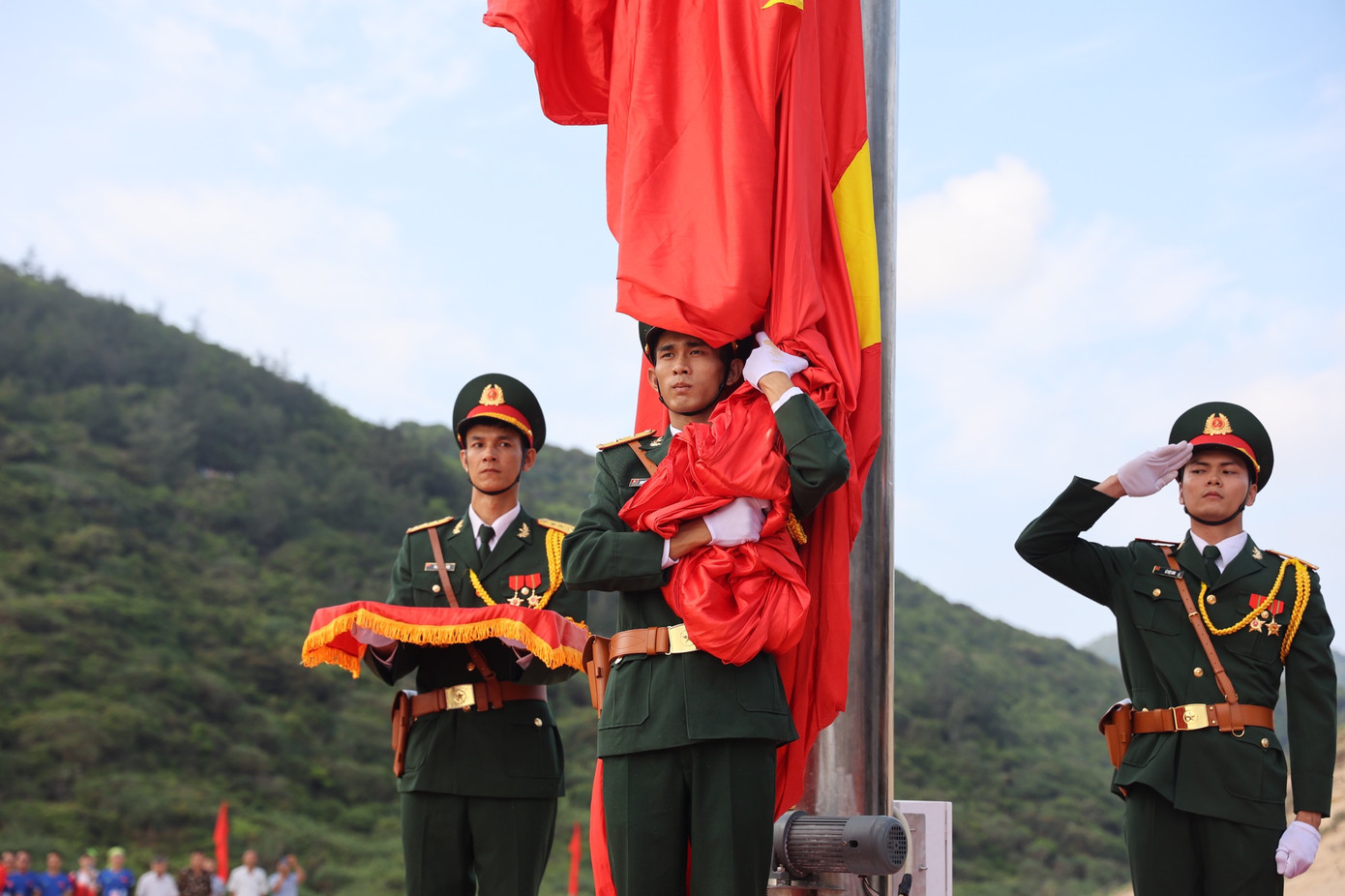 Thiêng liêng Lễ Thượng cờ 'Tổ quốc trong lòng Tổ quốc' ảnh 16 Thiêng liêng Lễ Thượng cờ 'Tổ quốc trong lòng Tổ quốc' ảnh 16