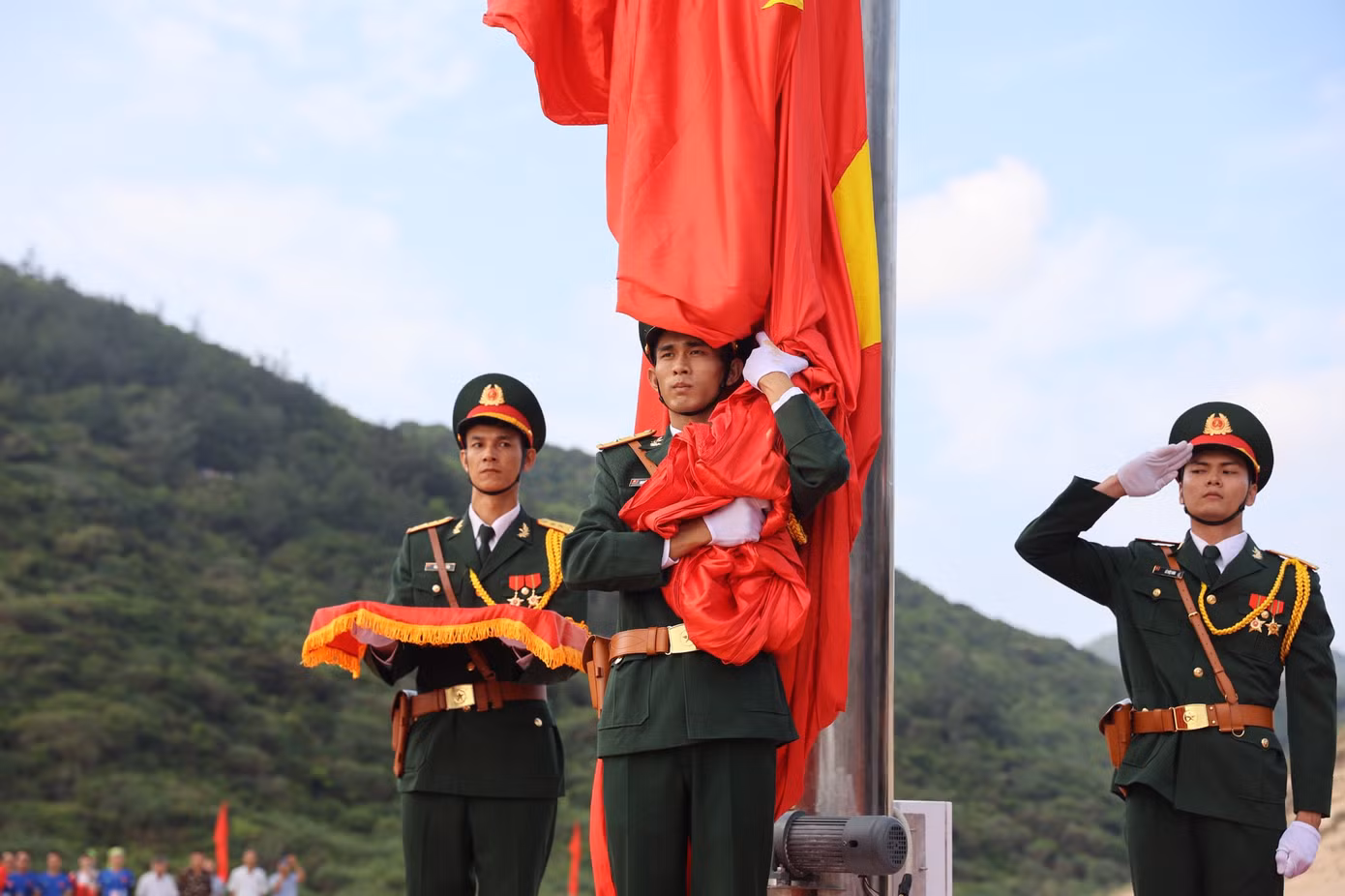 Thiêng liêng Lễ Thượng cờ 'Tổ quốc trong lòng Tổ quốc' ảnh 16 Thiêng liêng Lễ Thượng cờ 'Tổ quốc trong lòng Tổ quốc' ảnh 16