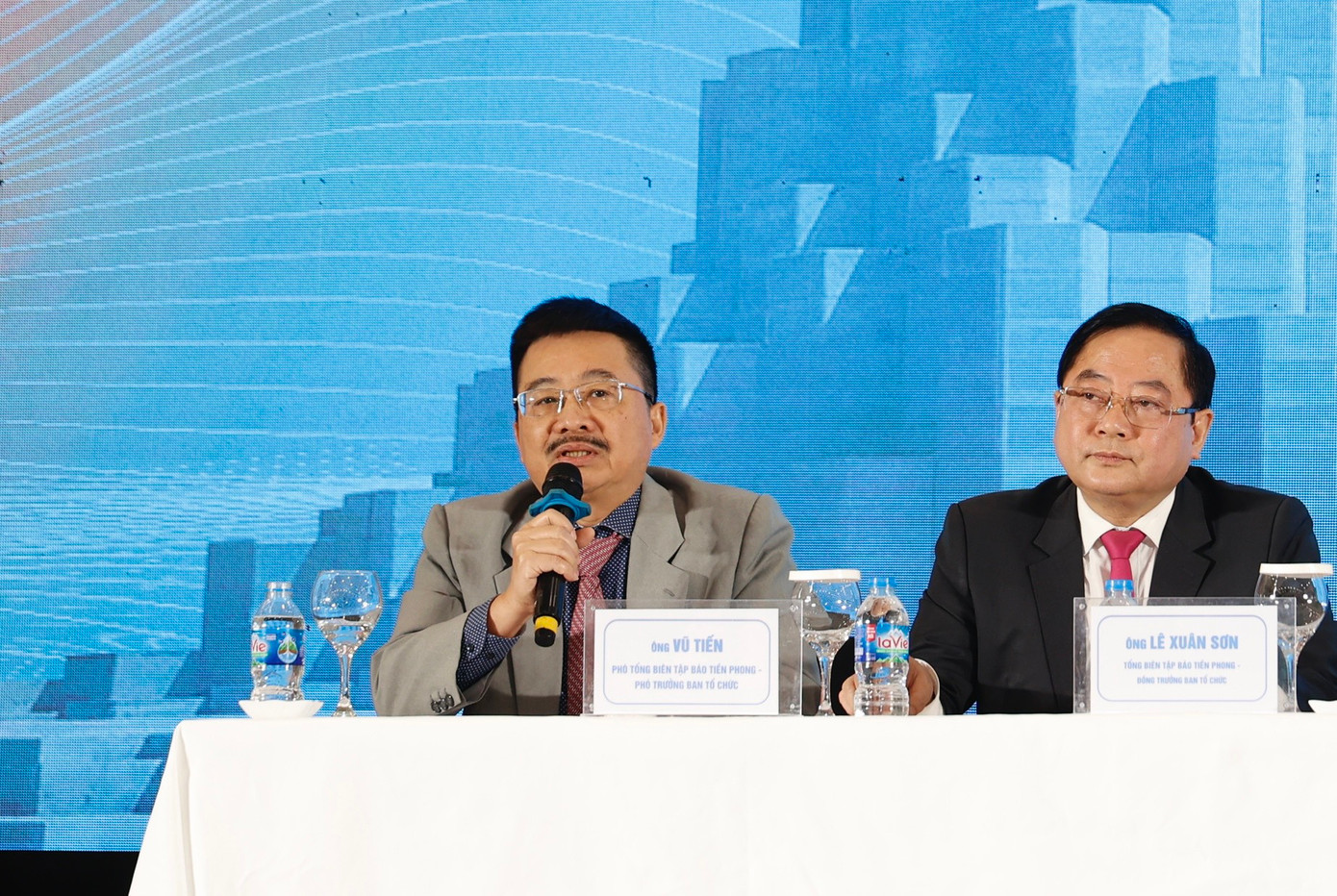 Nhà báo Vũ Tiến trao đổi tại buổi họp báo.