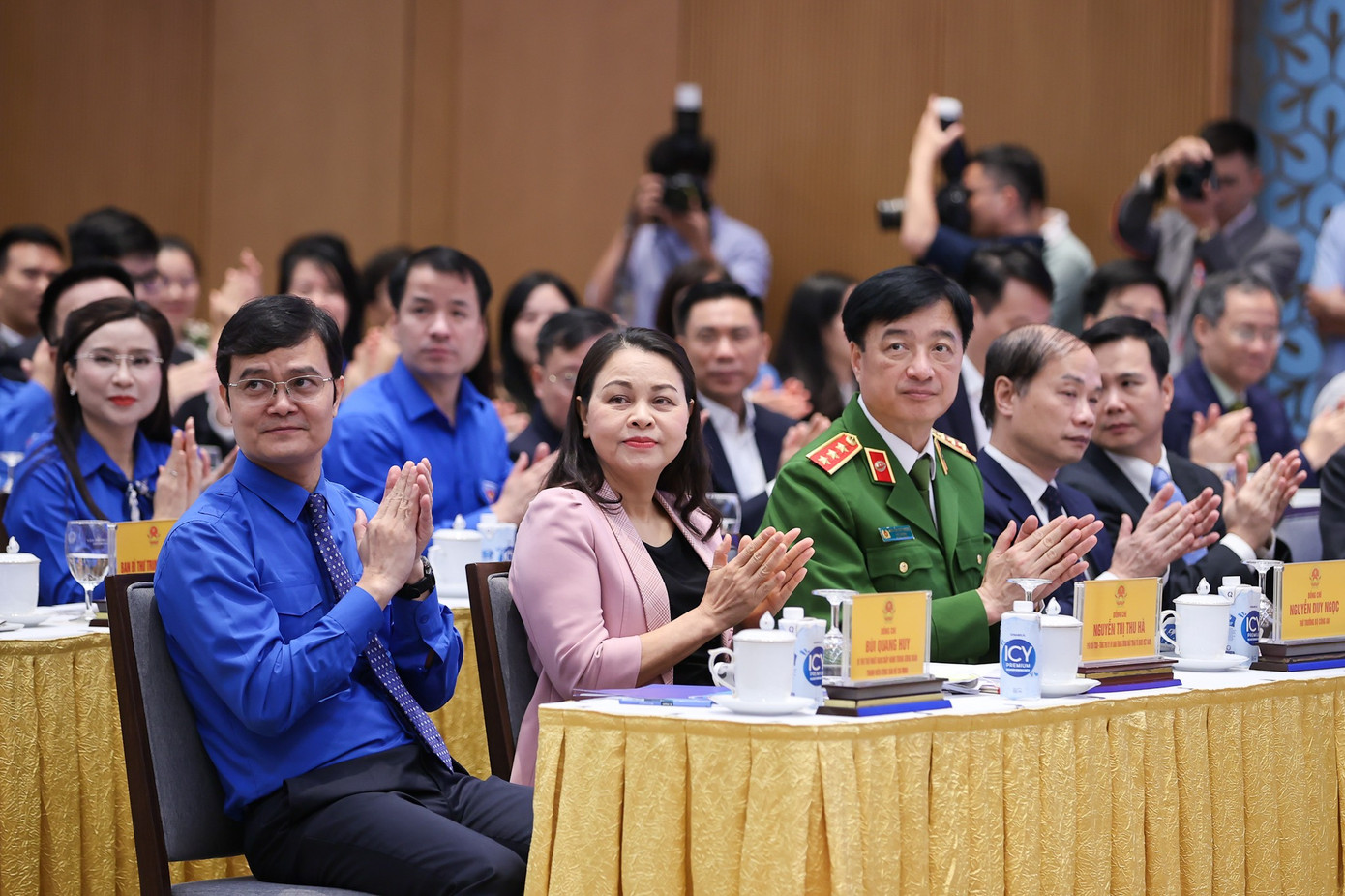 Dự chương trình còn có: Ông Nguyễn Chí Dũng - Bộ trưởng Bộ Kế hoạch và Đầu tư; bà Nguyễn Thị Thu Hà - Phó Chủ tịch, Tổng thư ký Uỷ ban T.Ư MTTQ Việt Nam; bà Hà Thị Nga - Chủ tịch Hội LHPN Việt Nam; Thượng tướng Nguyễn Duy Ngọc - Thứ trưởng Bộ Công an; Trung tướng Nguyễn Văn Gấu - Phó Chủ nhiệm Tổng cục Chính trị QĐND Việt Nam; ông Phạm Tất Thắng - Phó Trưởng ban Thường trực Ban Dân vận T.Ư; ông Bùi Thế Duy - Thứ trưởng Bộ Khoa học và Công nghệ; bà Nguyễn Thị Kim Chi - Thứ trưởng Bộ Giáo dục và Đào tạo; ông Nguyễn Huy Dũng - Thứ trưởng Bộ Truyền thông và Thông tin. Dự chương trình còn có: Ông Nguyễn Chí Dũng - Bộ trưởng Bộ Kế hoạch và Đầu tư; bà Nguyễn Thị Thu Hà - Phó Chủ tịch, Tổng thư ký Uỷ ban T.Ư MTTQ Việt Nam; bà Hà Thị Nga - Chủ tịch Hội LHPN Việt Nam; Thượng tướng Nguyễn Duy Ngọc - Thứ trưởng Bộ Công an; Trung tướng Nguyễn Văn Gấu - Phó Chủ nhiệm Tổng cục Chính trị QĐND Việt Nam; ông Phạm Tất Thắng - Phó Trưởng ban Thường trực Ban Dân vận T.Ư; ông Bùi Thế Duy - Thứ trưởng Bộ Khoa học và Công nghệ; bà Nguyễn Thị Kim Chi - Thứ trưởng Bộ Giáo dục và Đào tạo; ông Nguyễn Huy Dũng - Thứ trưởng Bộ Truyền thông và Thông tin.