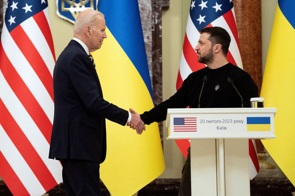 Tổng thống Ukraine Volodymyr Zelensky đã triển khai lực lượng của mình trong những trận chiến giành các thị trấn mà phía Mỹ cho rằng thiếu giá trị chiến lược. Tổng thống Ukraine Volodymyr Zelensky đã triển khai lực lượng của mình trong những trận chiến giành các thị trấn mà phía Mỹ cho rằng thiếu giá trị chiến lược.