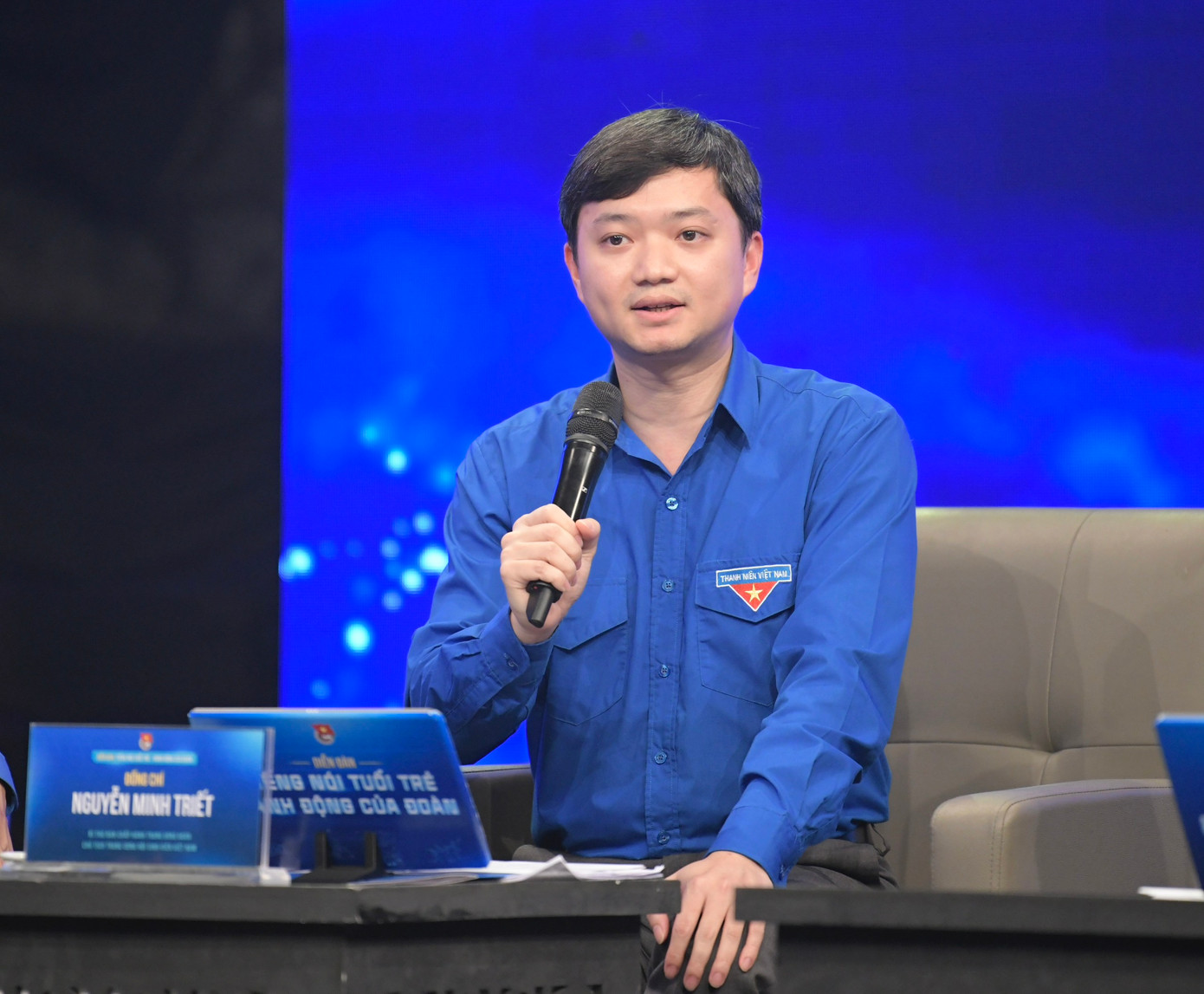 Anh Nguyễn Minh Triết - Bí thư Trung ương Đoàn, Chủ tịch Trung ương Hội Sinh viên Việt Nam, trao đổi tại buổi đối thoại.