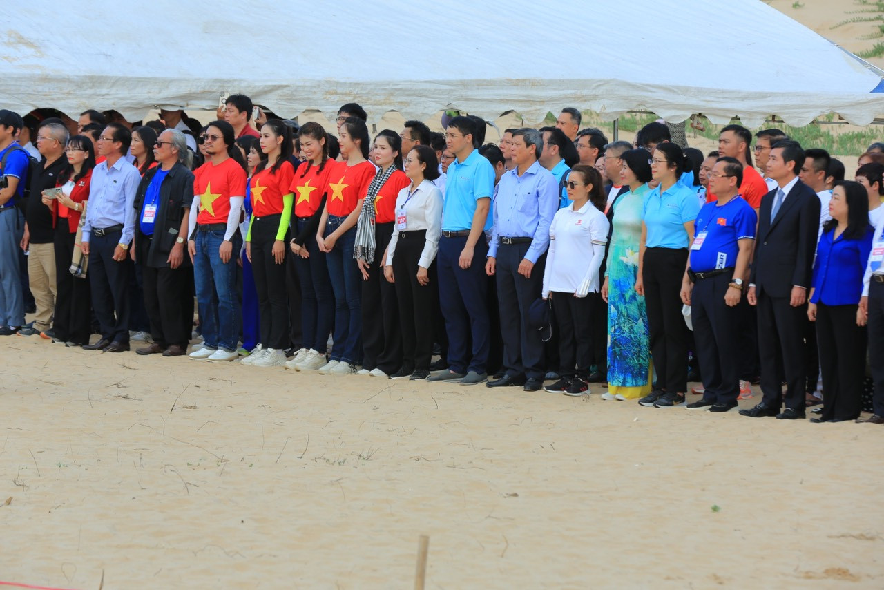 Tham dự Lễ Thượng cờ có lãnh đạo UBND tỉnh Phú Yên; lãnh đạo báo Tiền Phong; thành viên Ban tổ chức Tiền Phong Marathon 2024; các hoa hậu, á hậu, người đẹp cuộc thi Hoa hậu Việt Nam; các nhà tài trợ, cùng sự theo dõi của đông đảo người dân địa phương, du khách và vận động viên tham gia tranh tài tại giải.