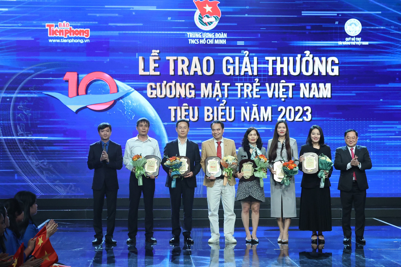 Đồng chí Nguyễn Minh Triết - Bí thư Ban Chấp hành T.Ư Đoàn và nhà báo Lê Xuân Sơn - Tổng Biên tập báo Tiền Phong, trao hoa và kỷ niệm chương tặng các nhà đồng hành cùng Qũy Hỗ trợ Tài năng trẻ Việt Nam.