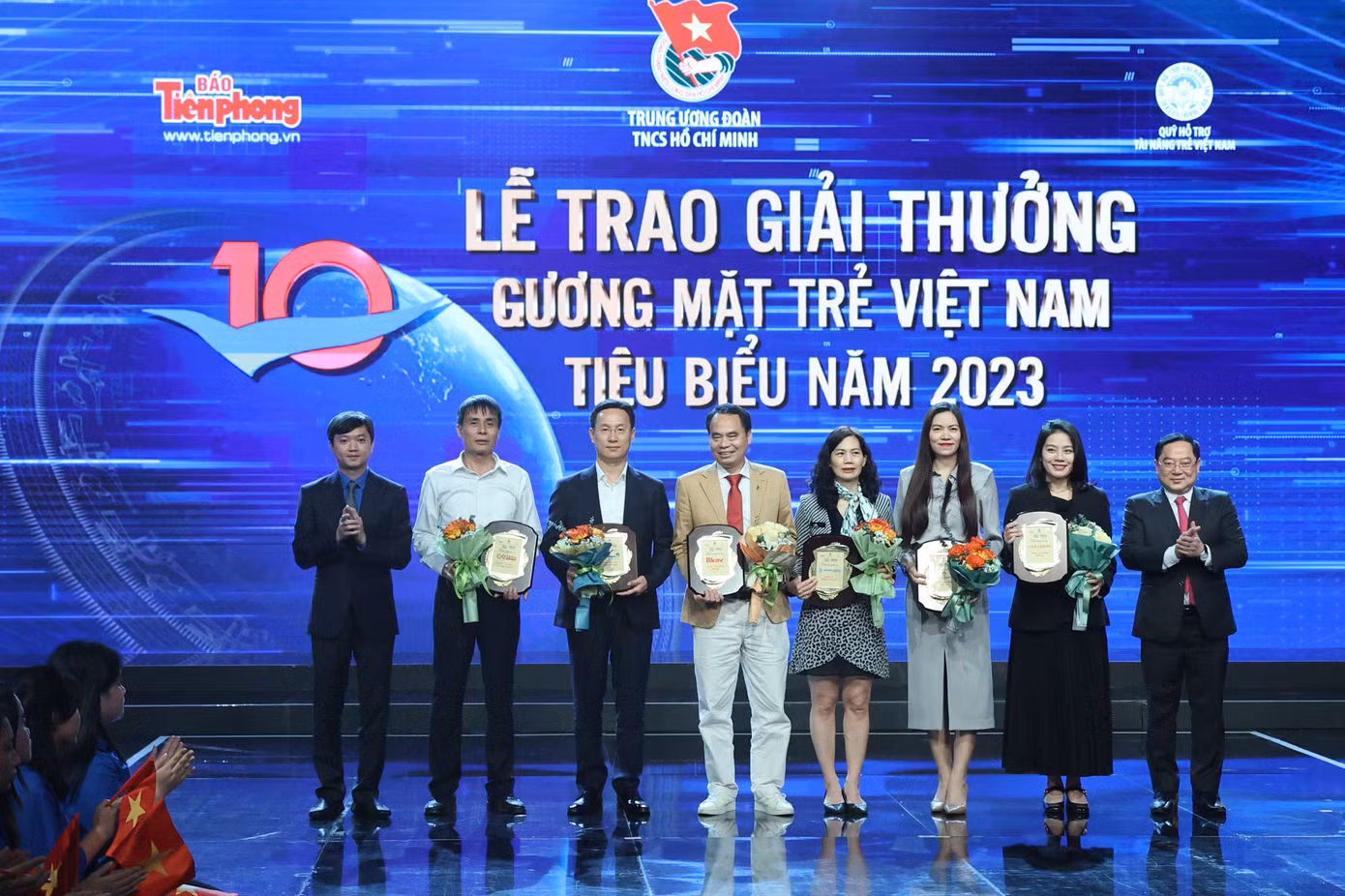 Đồng chí Nguyễn Minh Triết - Bí thư Ban Chấp hành T.Ư Đoàn và nhà báo Lê Xuân Sơn - Tổng Biên tập báo Tiền Phong, trao hoa và kỷ niệm chương tặng các nhà đồng hành cùng Qũy Hỗ trợ Tài năng trẻ Việt Nam. Đồng chí Nguyễn Minh Triết - Bí thư Ban Chấp hành T.Ư Đoàn và nhà báo Lê Xuân Sơn - Tổng Biên tập báo Tiền Phong, trao hoa và kỷ niệm chương tặng các nhà đồng hành cùng Qũy Hỗ trợ Tài năng trẻ Việt Nam.