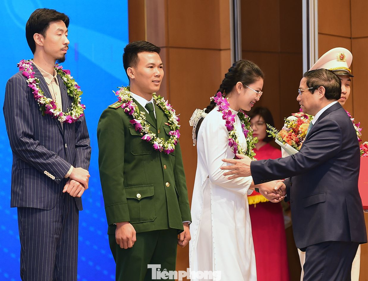 Thủ tướng Phạm Minh Chính chúc mừng các Gương mặt trẻ Việt Nam tiêu biểu năm 2023. Thủ tướng Phạm Minh Chính chúc mừng các Gương mặt trẻ Việt Nam tiêu biểu năm 2023.