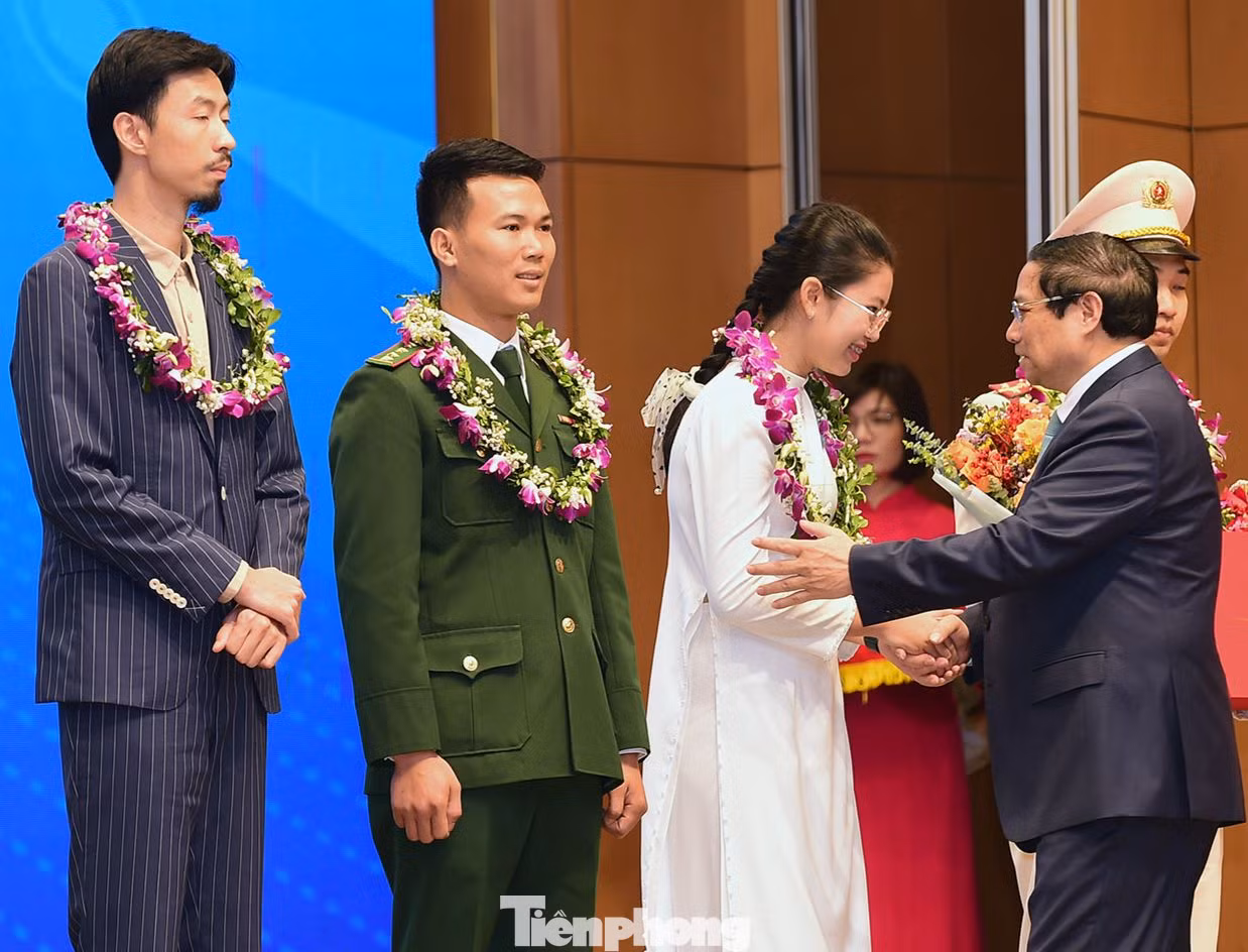 Thủ tướng Phạm Minh Chính chúc mừng các Gương mặt trẻ Việt Nam tiêu biểu năm 2023.