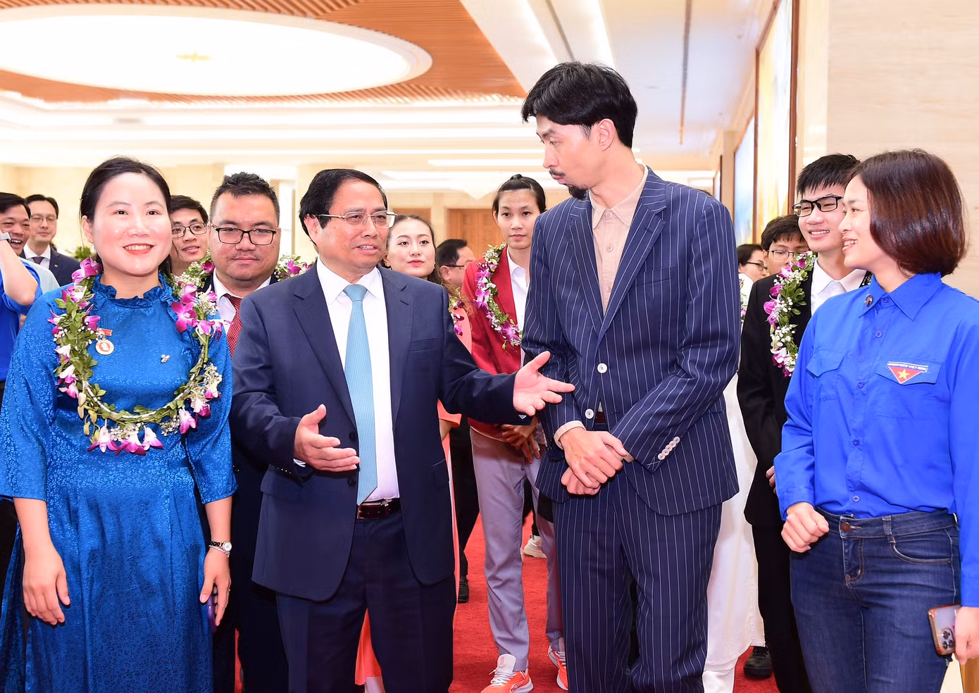 Thủ tướng Chính phủ Phạm Minh Chính trò chuyện với các đoàn viên, thanh niên bên lề buổi đối thoại.