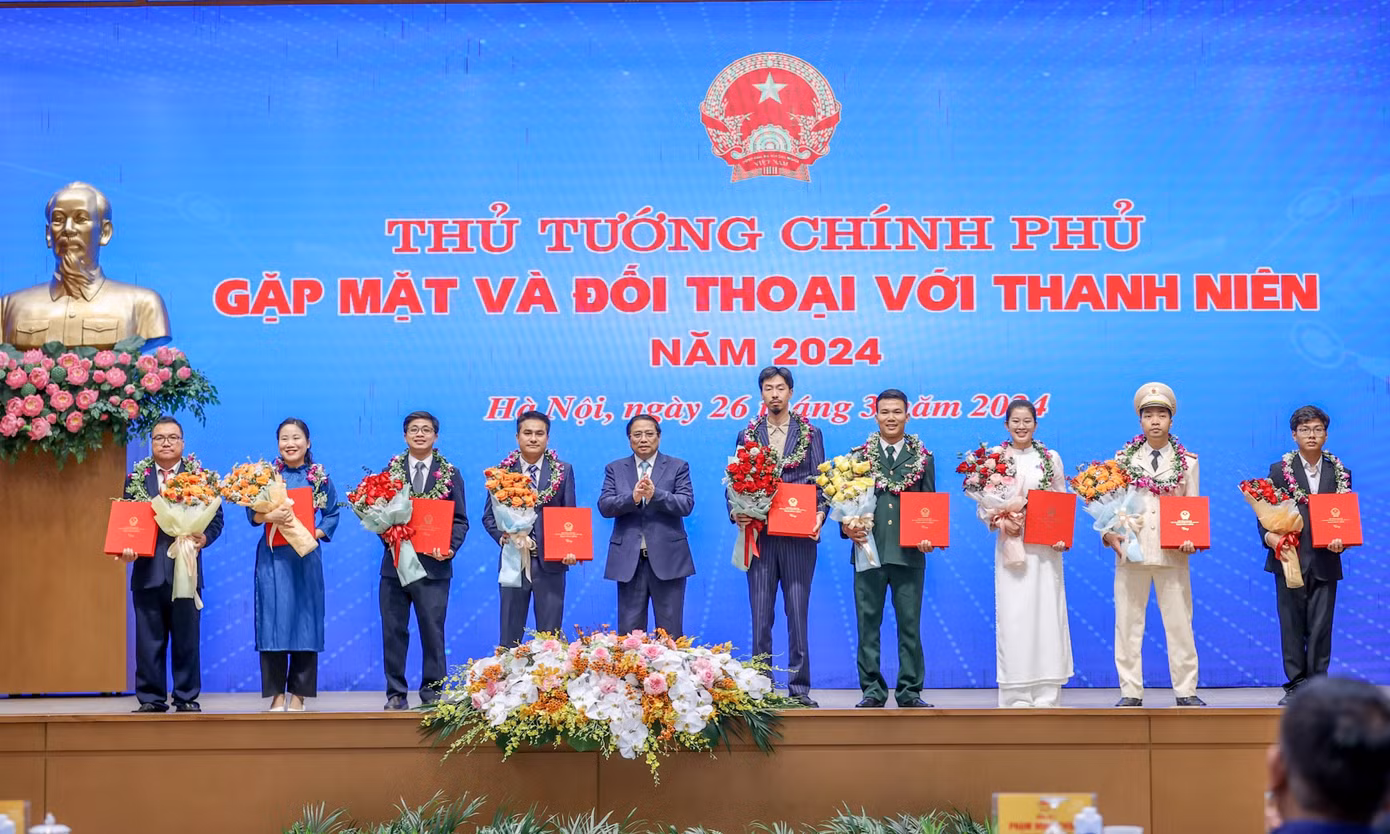 Thủ tướng Chính phủ Phạm Minh Chính tặng hoa, biểu dương các Gương mặt trẻ Việt Nam tiêu biểu năm 2023.