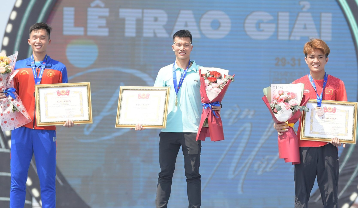 Trao thưởng vận động viên giành huy chương cự ly 10km hệ nam tuyển.