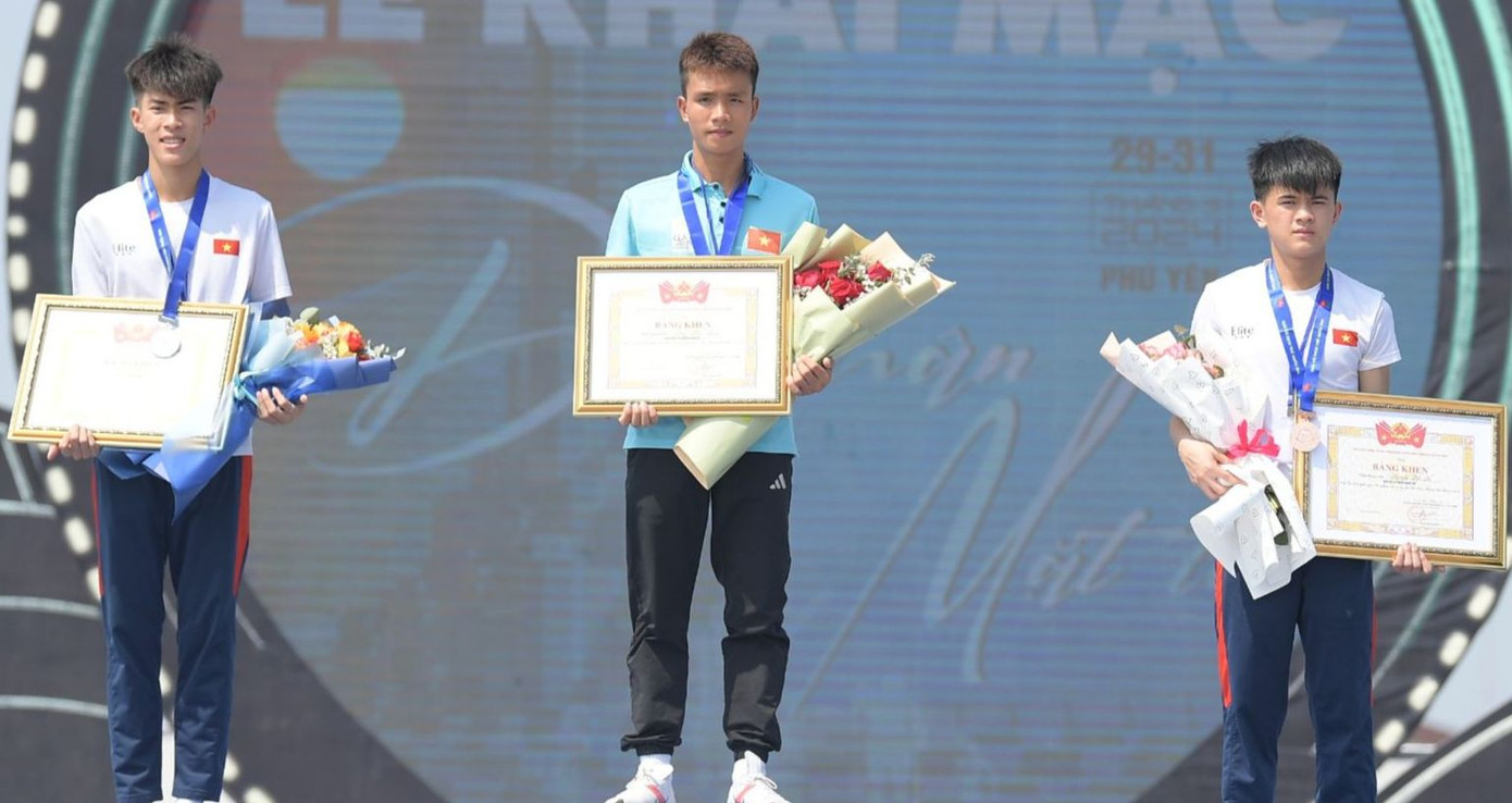 Trao thưởng vận động viên giành huy chương cự ly 21km hệ nam tuyển.