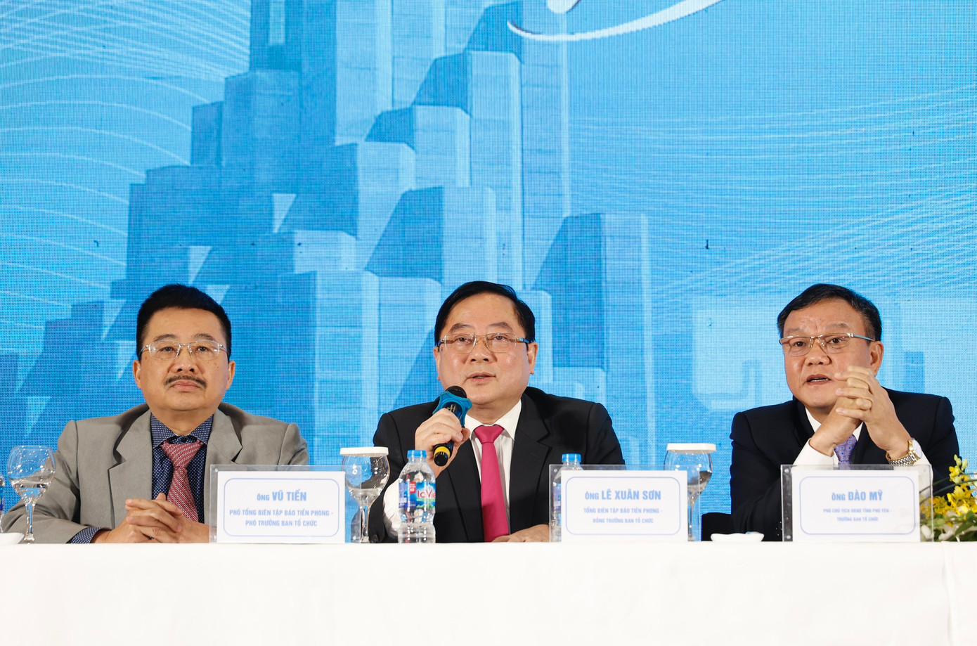 Nhà báo Lê Xuân Sơn trao đổi tại buổi họp báo.