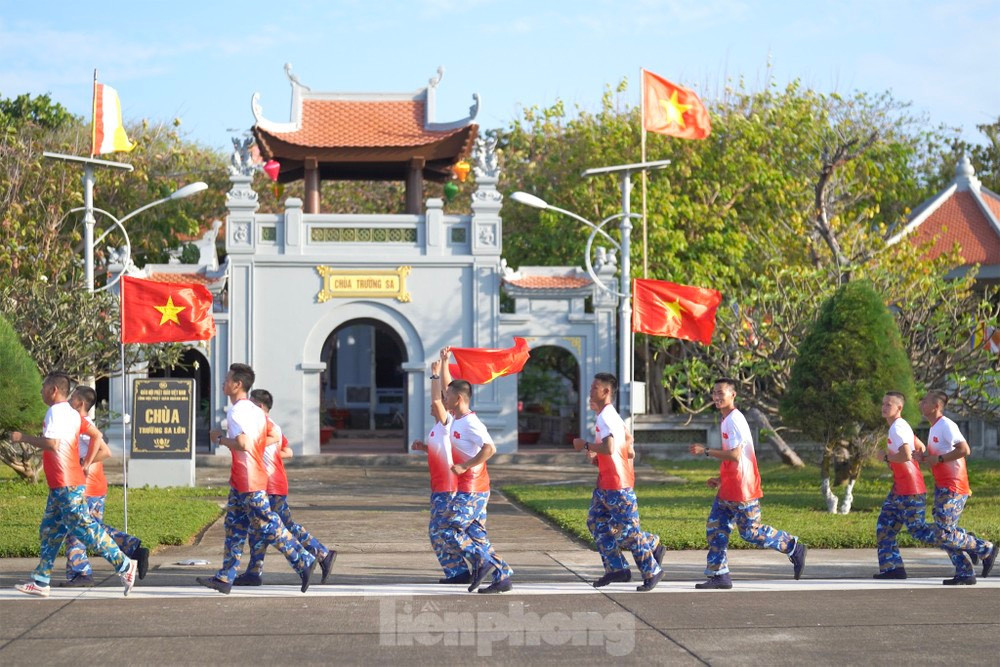 Thiêng liêng Lễ Thượng cờ 'Tổ quốc trong lòng Tổ quốc' ảnh 24 Thiêng liêng Lễ Thượng cờ 'Tổ quốc trong lòng Tổ quốc' ảnh 24