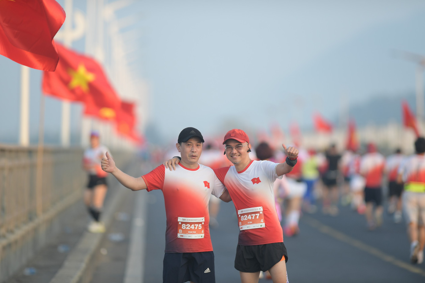 Bên cạnh những "chỉ dấu" của Phú Yên, các runner còn được trải nghiệm đường chạy dọc theo đường cờ Tổ quốc.