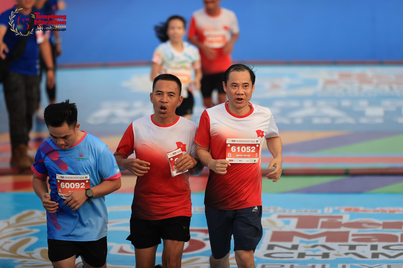 Ông Nguyễn Thái Học - Quyền Bí thư Tỉnh ủy Lâm Đồng (đeo số BIB 61052) tham gia cự ly chạy 10km tại Tiền Phong Marathon 2024.