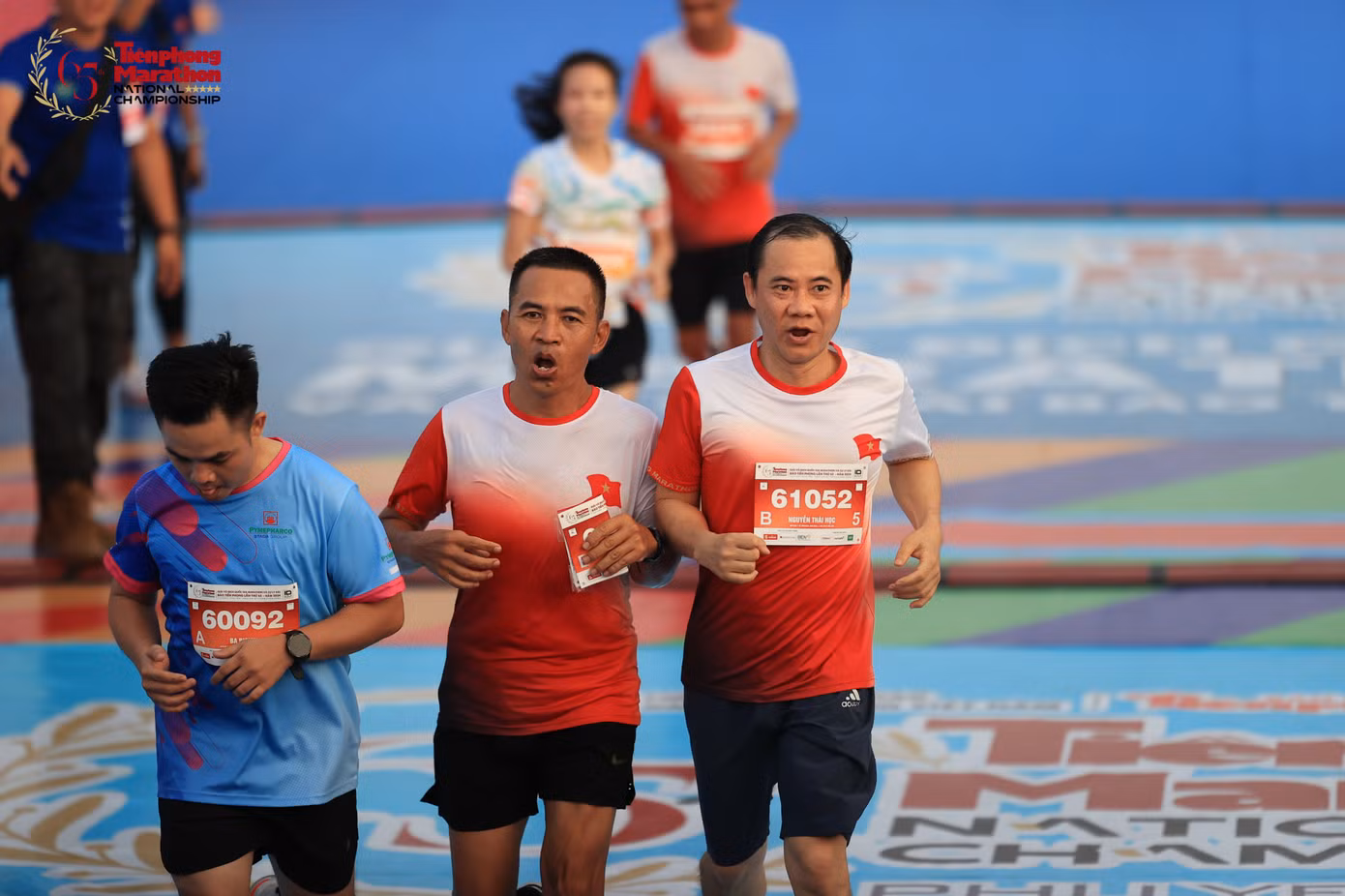 Ông Nguyễn Thái Học - Quyền Bí thư Tỉnh ủy Lâm Đồng (đeo số BIB 61052) tham gia cự ly chạy 10km tại Tiền Phong Marathon 2024.