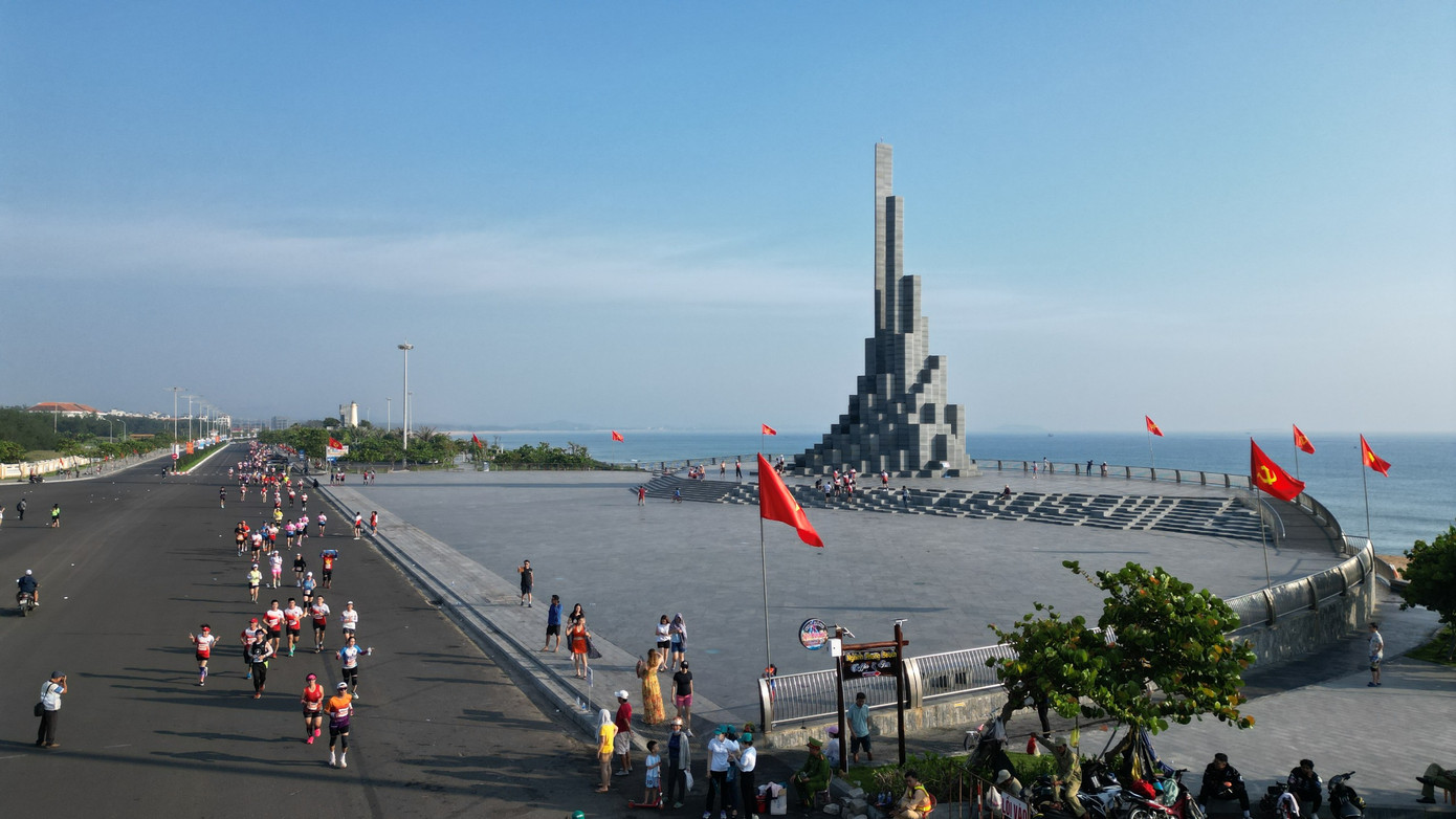 Trên hành trình chinh phục thách thức bản thân, nhiều runner đã cảm nhận cái nắng - gió của Tuy Hoà, Phú Yên. Đặc biệt, nhiều chỉ dấu của xứ Nẫu như: Tháp Nghinh Phong, tháp Nhạn... đã cuốn hút các runner tạo dáng, chụp ảnh.