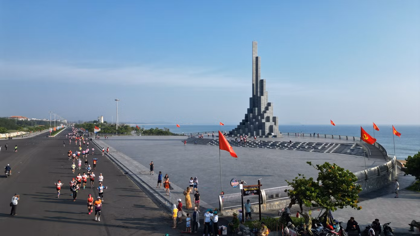 Tháp Nghinh Phong sừng sững trên bãi biển Tuy Hòa tuyệt đẹp.
