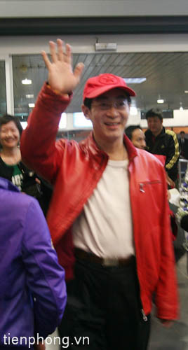 Nở nụ cười rạng rỡ đáp lại tình cảm của người hâm mộ.