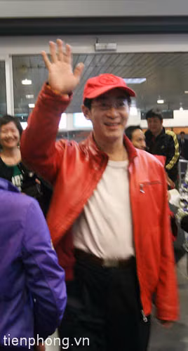 Nở nụ cười rạng rỡ đáp lại tình cảm của người hâm mộ.