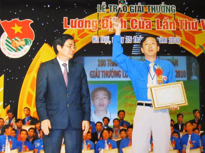 Anh Đỗ Quốc Phong (phải) nhận Giải thưởng Lương Định Của