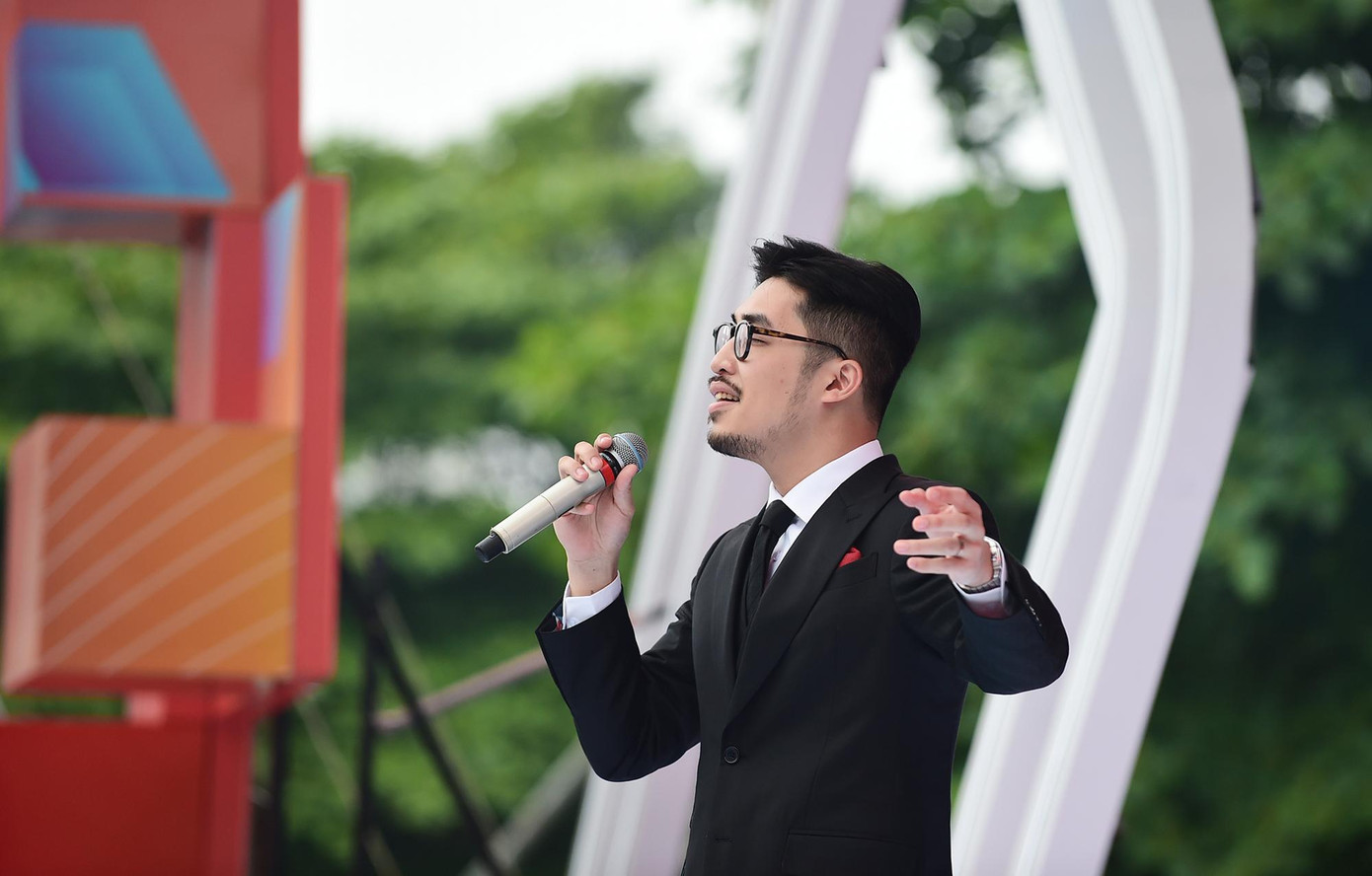 Ca sĩ Vũ (Hoàng Thái Vũ) gắn với danh xưng “Hoàng tử Indie” đốn tim người nghe với những giai điệu và ca từ đậm chất trữ tình, mở đầu với ca khúc Phút ban đầu.