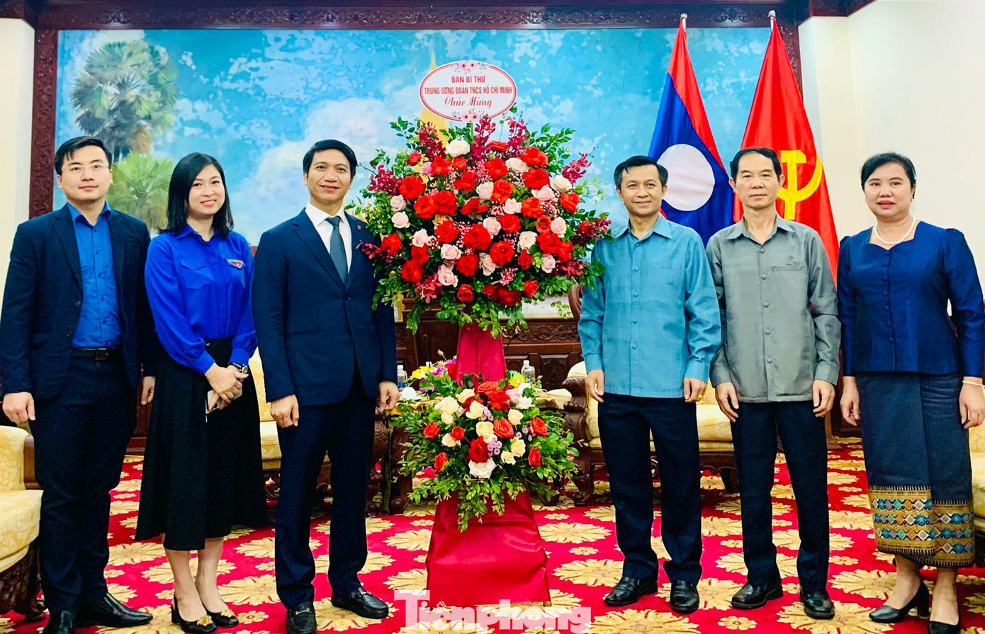 Bí thư T.Ư Đoàn Nguyễn Ngọc Lương (thứ ba từ trái sang) tặng lẵng hoa chúc Tết cổ truyền Bun Pi May Lào 2022 tới Đại sứ quán Lào tại Việt Nam