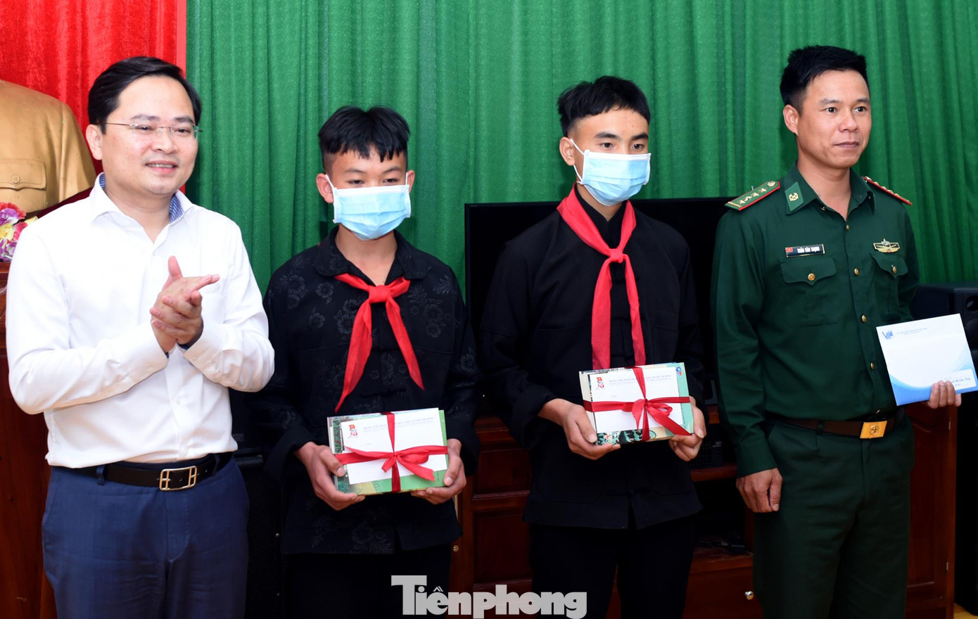 Bí thư thứ nhất T.Ư Đoàn Nguyễn Anh Tuấn tặng quà hai em Vừ Mí Sinh và Vừ Mí Tủa (lớp 8A3 Trường PTDT Bán trú THCS Xín Cái), cùng các trường hợp được Đồn BP Xín Cái đỡ đầu. Ảnh: Xuân Tùng