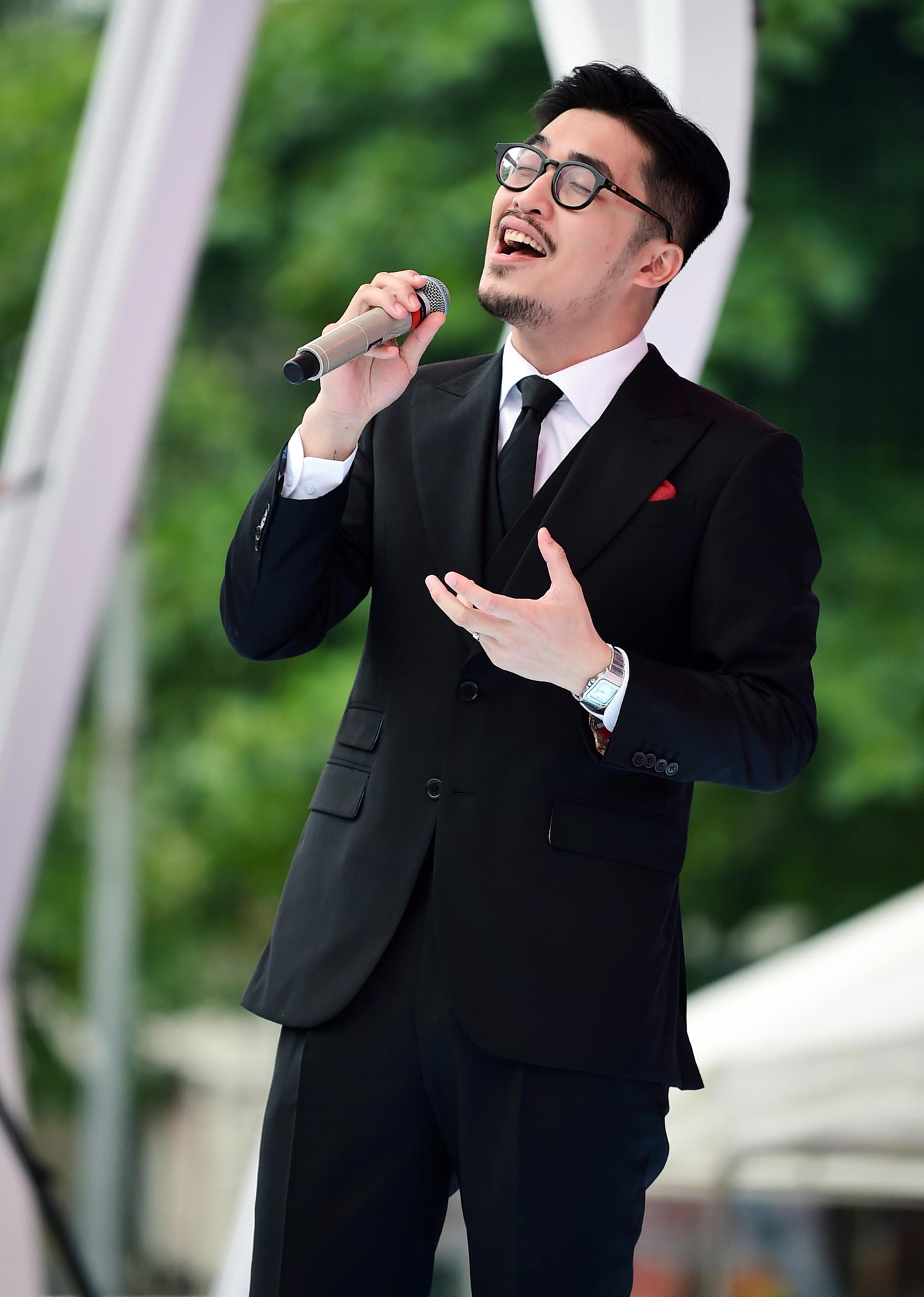 Tiếp đó, nam ca sĩ và khán giả đã có sự kết nối để mang đến bản hòa ca mộc mạc, không nhạc nền là Bước qua nhau, Em có còn khóc một mình...