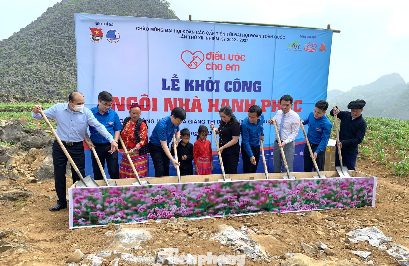 Bên cạnh đó, tổ chức lễ khởi công xây dựng "Nhà Hạnh phúc" tặng em Giàng Mí Sinh và Giàng Thị Dở là hai anh em sinh đôi mồ côi bố mẹ tại thôn Lũng Lừ A (xã Lũng Pù, huyện Mèo Vạc). Chương trình đã trao biển tượng trưng hỗ trợ kinh phí xây dựng ngôi nhà là 80 triệu đồng. CLB Đầu tư và khởi nghiệp Doanh nhân trẻ Việt Nam hỗ trợ kinh phí đến năm 18 tuổi cho 2 thiếu nhi mồ côi với tổng kinh phí 200 triệu đồng.