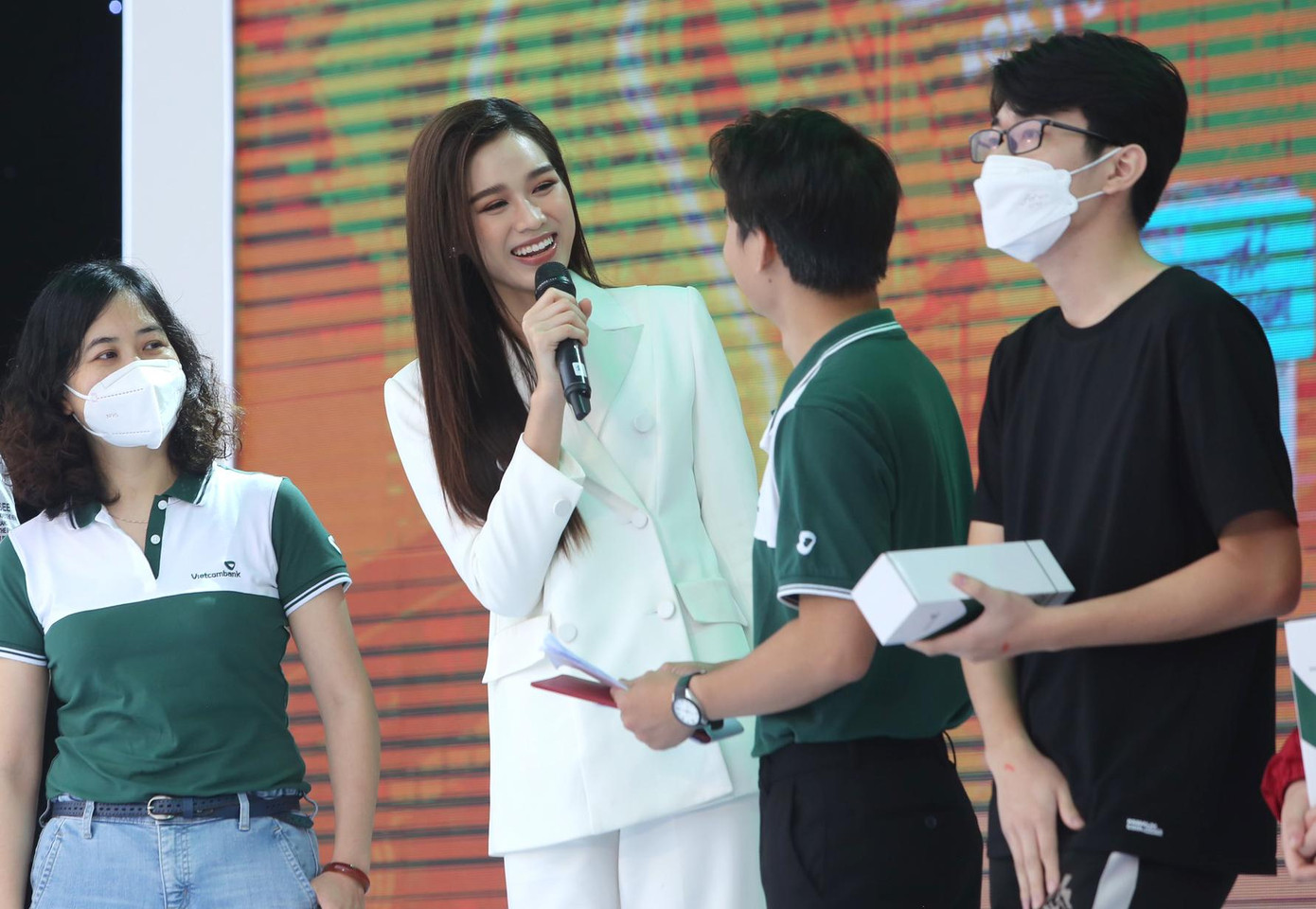 Hoa hậu Đỗ Thị Hà đã có nhiều chia sẻ trong phần giao lưu với các sinh viên tham dự chương trình Hoa hậu Đỗ Thị Hà đã có nhiều chia sẻ trong phần giao lưu với các sinh viên tham dự chương trình